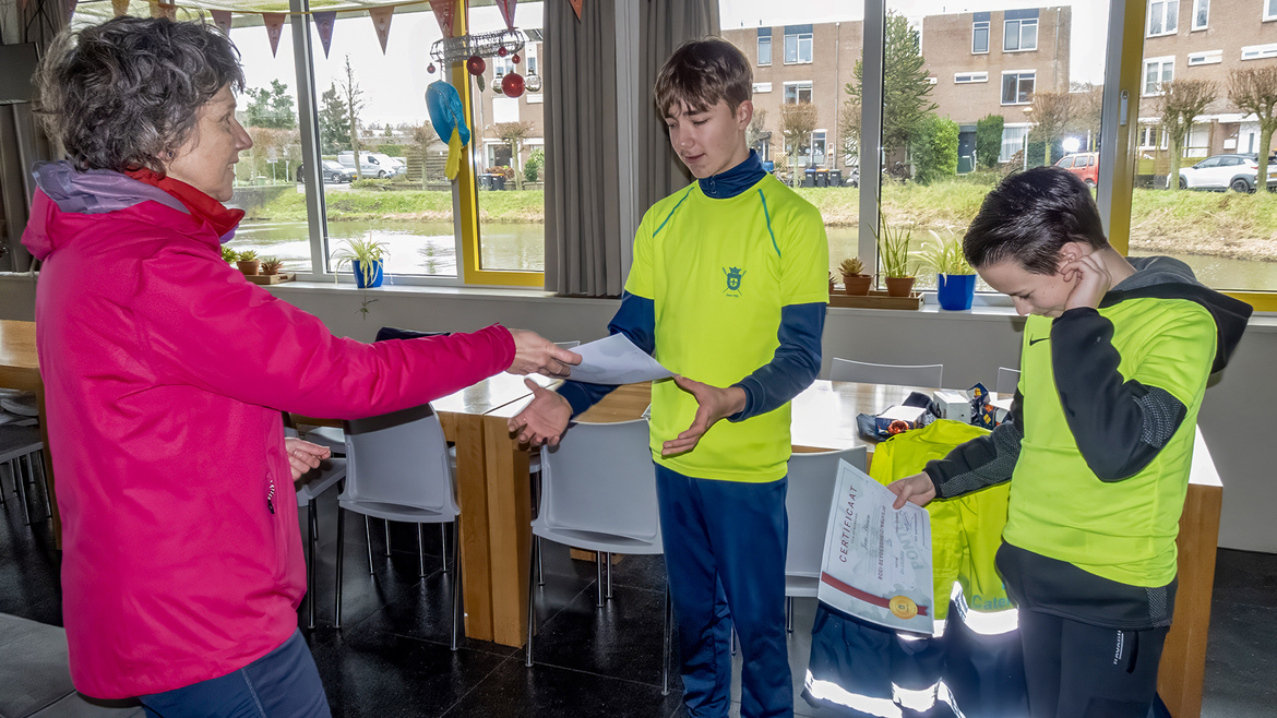 Overhandiging van het felbegeerde kruisje